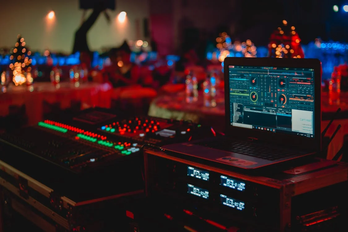 foto che rappresenta una console da dj utilizzando il pc come aiuto per creare musica con intelligenza artificiale!