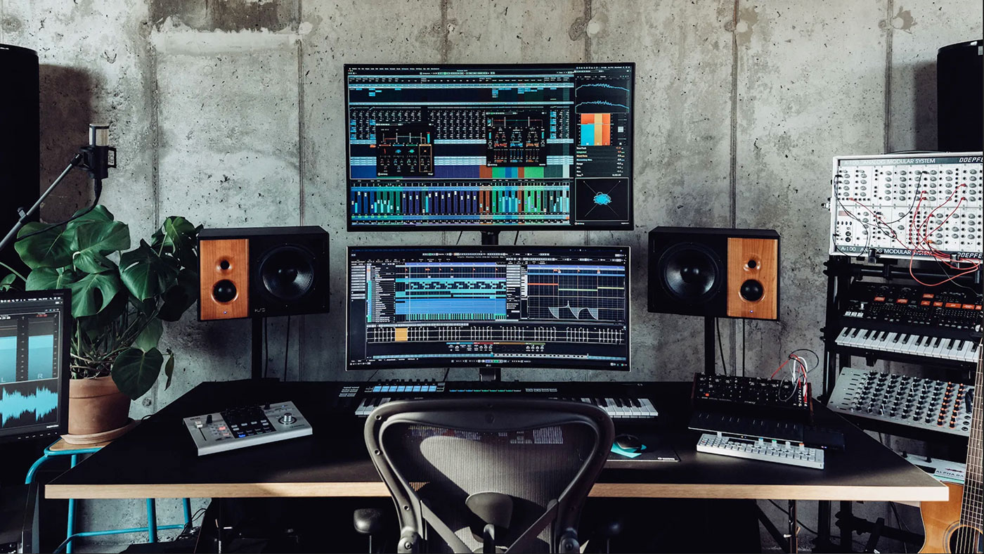 Immagine che rappresenta lo studio di un producer e il Mixer in primo piano in quanto nell'articolo si parla di suoni e Mixagio perfetto